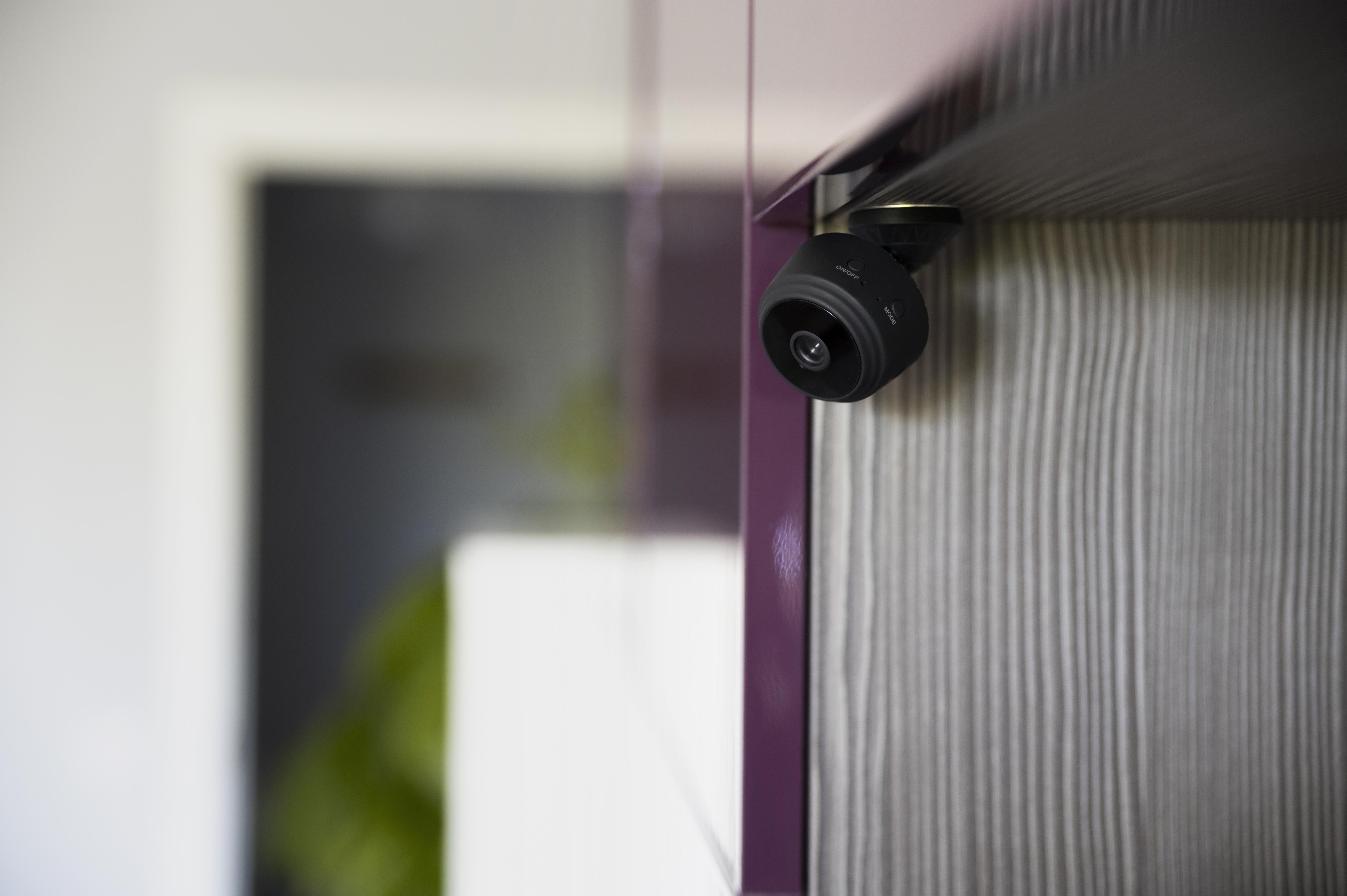 Cámara de seguridad inteligente instalada en la fachada de una casa
